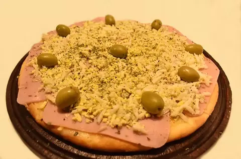 Muzzarella, Jamón & Huevo Rallado